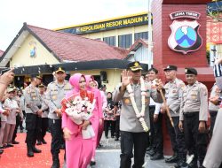 Selamat Bertugas Ditempat Baru, Tradisi Pedang Pora Warnai Pelepasan AKBP Agus Dwi Suryanto