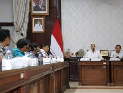 Wali Kota Surabaya Eri Cahyadi Dampingi Puluhan Pekerja Laporkan Penahanan Ijazah