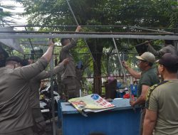 Satpol PP Surabaya Tertibkan 30 PKL yang Berjualan di Atas Saluran Air Kawasan Klenteng Mbah Ratu