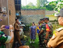 Perumda Tirta Kanjuruhan Unit Pelayanan Tajinan Bersama Danramil 0818/20 Bersinergi Memasang Air Bersih Gratis