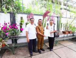 Wali Kota Nurochman Serahkan Bunga Anggrek Presiden RI dalam Kunjungan Tim Ahli KSP di Kota Batu