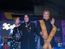 Wakil Bupati Bojonegoro Perkenalkan Batik PDH “Obor Sewu” di Fashion Show Kebaya Modern