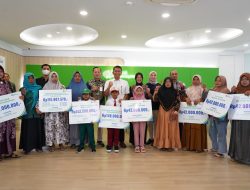 Bupati Bojonegoro Berikan Santunan Jaminan Sosial Ketenagakerjaan bagi Ahli Waris Pekerja Rentan