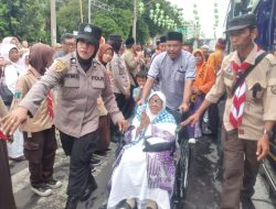 Polwan Polres Madiun Kota: Sigap Bantu Jamaah Haji Lansia