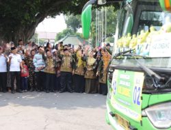 Calon Jama’ah Haji Kloter 18 dan 19 Diberangkatkan Bupati Warsubi