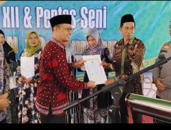 Kepala Kemenag Muhajir Serahkan Sertifikat Halal dan Sertifikat Arah Kiblat di MAN 10 Jombang