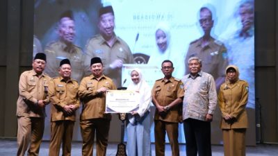 Bupati Jombang Berikan Beasiswa untuk Cetak SDM yang Unggul dan Berdaya Saing