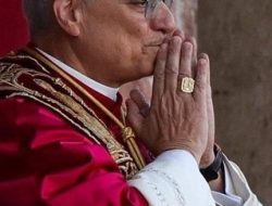 Asap Putih! Paus Leo XIV Resmi Pimpin Umat Katolik