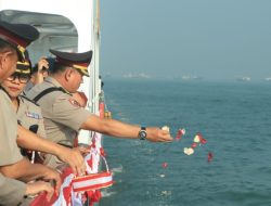 Polda Jatim Tabur Bunga di Laut Kenang Semangat Juang Pahlawan di Hari Bhayangkara ke -79
