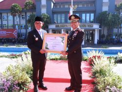 Peringatan Hari Lahir Pancasila 2025, Wali Kota Nurochman Serahkan Penghargaan kepada Kapolres Batu
