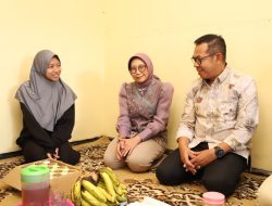 Wali Kota Batu dan Ketua TP PKK Takziah ke Kediaman Adelia Savitri, Bantu Beasiswa Kuliah