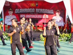 Olahraga Bersama dan Bazar Bapokting Meriahkan Hari Bhayangkara Ke-79 di Polres Batu