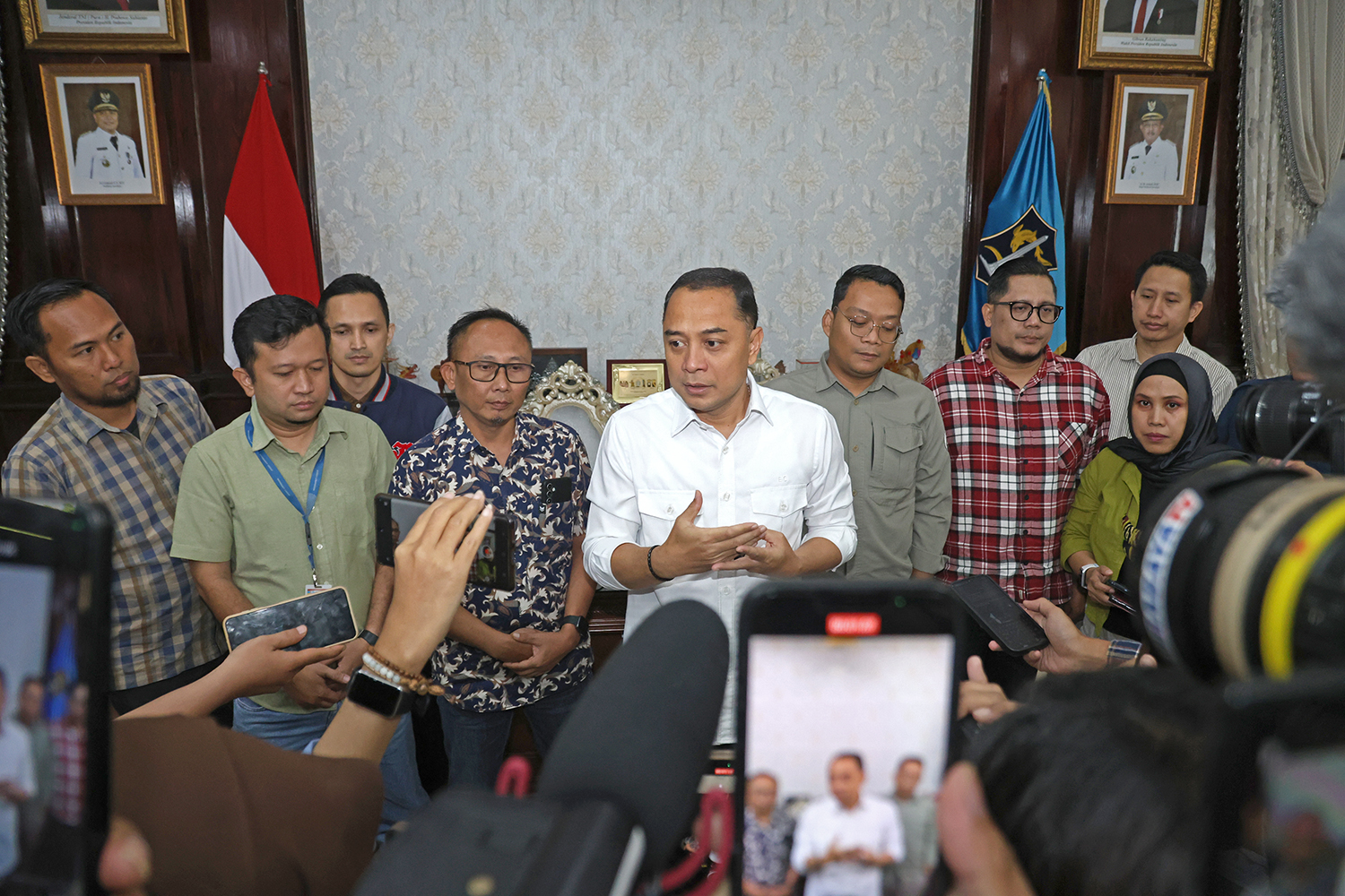 Pasutri Berpakaian