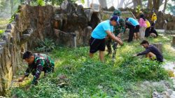 Jalankan Program Unggulan KASAD, Satgas TMMD 125 Bojonegoro bersih-bersih Lingkungan Sumber Air