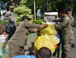 Satpol PP Surabaya Gerak Cepat Kosongkan Toilet Umum yang Beralih Fungsi