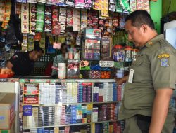 Satpol PP dan Bea Cukai Sidoarjo Sita Puluhan Bungkus Rokok Ilegal di Surabaya Timur