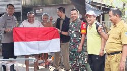 Jelang HUT RI, TNI-Polri Lamongan Serahkan Bendera Kepada Warga Sukorejo