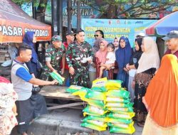 Kodim dan Bulog Hadirkan Beras Murah, Warga Lamongan Sumringah