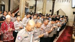 Sholat Ghaib di Polres Lamongan untuk Affan Kurniawan, Ojol Korban Unjuk Rasa