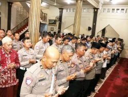 Sholat Ghaib di Polres Lamongan untuk Affan Kurniawan, Ojol Korban Unjuk Rasa