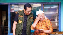 Wali Kota Batu Beri Bantuan Kepada Korban Angin Kencang di Desa Giripurno 