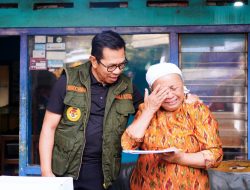 Wali Kota Batu Beri Bantuan Kepada Korban Angin Kencang di Desa Giripurno