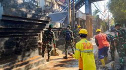 Prajurit Divif 2 Kostrad Gotong Royong Bersihkan Sampah Pasca Unjuk Rasa Didepan Mapolresta Malang Kota 
