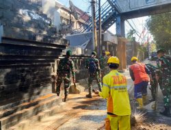 Prajurit Divif 2 Kostrad Gotong Royong Bersihkan Sampah Pasca Unjuk Rasa Didepan Mapolresta Malang Kota 