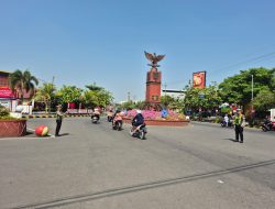 Satlantas Polres Madiun Kota Hentikan Pengendara Saat Detik-Detik Proklamasi HUT ke-80 RI