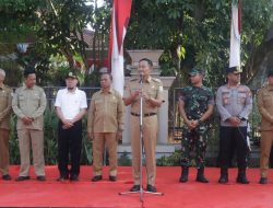 Bupati Lamongan Yuhronur Efendi Melepas Lomba Gerak Jalan