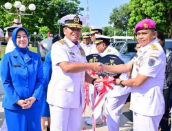 Pangkormar Diwakili Kas Kormar Secara Simbolis Menerima Kunci Kendaraan Taktis Mobil Maung Dari Kepala Staf Angkatan Laut Laksamana TNI Dr. Muhammad Ali, S.E., M.M., M.Tr. Opsla