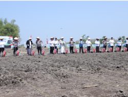 Bupati Warsubi dampingi Wakapolri Tanam Jagung bersama Santri di Jombang