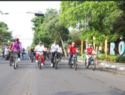 Gowes Bareng di Jombang, Bupati Warsubi Berikan Hadiah Umrah Gratis