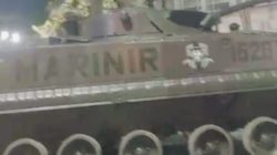 Kendaraan Tank Tempur Milik Marinir TNI AL Bersiaga Tak Jauh Dari Gedung Grahadi Kantor Gubernur Jawa Timur 