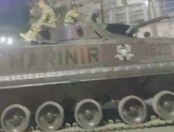 Kendaraan Tank Tempur Milik Marinir TNI AL Bersiaga Tak Jauh Dari Gedung Grahadi Kantor Gubernur Jawa Timur 