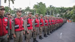 Antisipasi Benang Layangan yang Membahayakan, Satpol PP Surabaya Sisir Jalan Raya