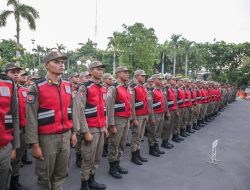 Antisipasi Benang Layangan yang Membahayakan, Satpol PP Surabaya Sisir Jalan Raya