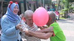 Rayakan HUT ke-80 RI, Griya Wredha Surabaya Gelar Lomba untuk Latih Motorik Lansia