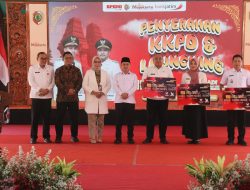 Bupati Mojokerto Serahkan Kartu Kredit Pemerintah Daerah