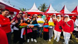 Gus Bupati Ajak Warga Jatirejo Senam Bersama dan Bagikan Ribuan Bendera Merah Putih