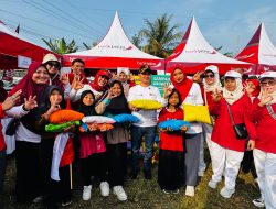 Gus Bupati Ajak Warga Jatirejo Senam Bersama dan Bagikan Ribuan Bendera Merah Putih