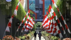 Semarakan HUT Ke-80 RI, ASN Surabaya Sukseskan Pembagian Ribuan Bendera Merah Putih 