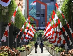 Semarakan HUT Ke-80 RI, ASN Surabaya Sukseskan Pembagian Ribuan Bendera Merah Putih 