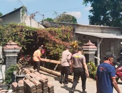 Polsek Kepung Polres Kediri Bersama Relawan dan Warga Gelar Kerja Bakti Bersihkan Sisa Puting Beliung