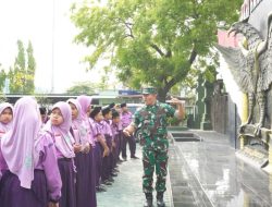 Kunjungan Inspiratif, Siswa MI Sabilillah Antusias Belajar Tugas TNI di Kodim Lamongan