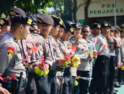 Apresiasi Jaga Kamtibmas, MAN Kota Batu Beri Bunga dan Jeruk untuk Polres Batu