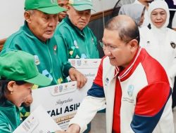 Kadindik Aries Dampingi Gubernur Khofifah Kunjungi NPCI Jatim dan Serahkan Tali Asih