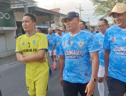 Bupati Bojonegoro Setyo Wahono Turun ke Lapangan Hijau, Meriahkan Laga Persahabatan di Kedungadem