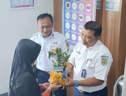 DAOP 7 Madiun Bagikan Tanaman dan Pernak-Pernik Ramah Lingkungan di Hari Ozon Sedunia.