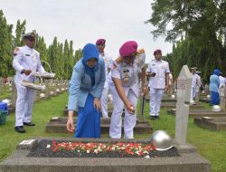 Pangkormar Didampingi Oleh Ketua Gabungan Jalasenastri Korps Marinir Menghadiri Acara Ziarah